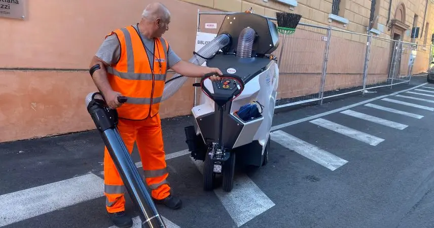 Centro storico pi pulito, in azione una nuova macchina elettrica per una  pulizia urbana al dettaglio - Comune di Cesena